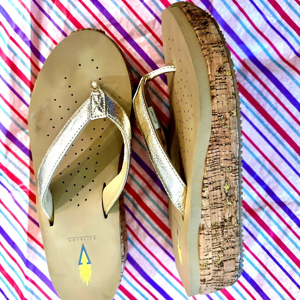VOLATILE Neville Wedge Thong Sandals Gold Size 8